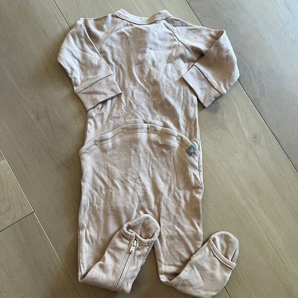 NWT Goumi Kids Sandstone Baby Footie SZ 6-12 mo Tan Bamboo Zippy Sleeper - Picture 2 of 3
